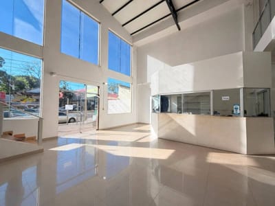 EN ALQUILER AMPLIO LOCAL COMERCIAL SOBRE AVENIDA CABALLERO – ENCARNACIÓN