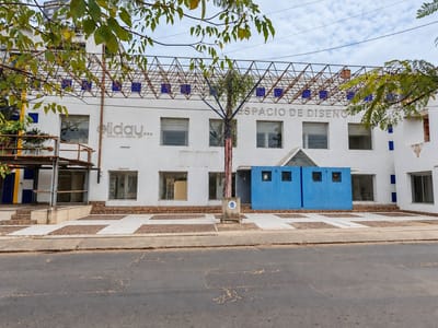 AMPLIO LOCAL COMERCIAL SOBRE AV. ARTIGAS UBICACIÓN ESTRATÉGICA