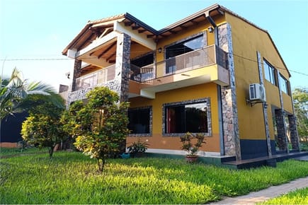 Hermosa residencia en el Casco Urbano-Capiata