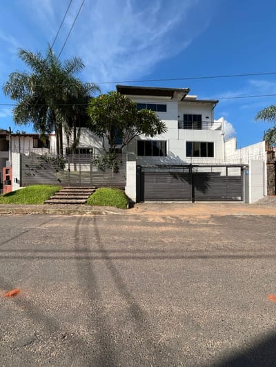 Casa de Lujo en Alquiler – Zona CURDA | Barrio Mburucuyá