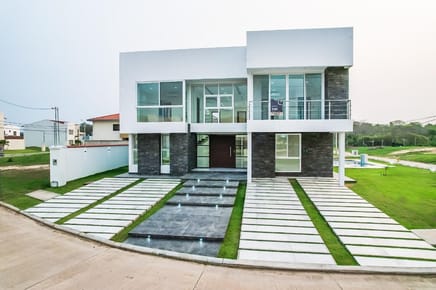 Casa en alquiler con piscina en el Urubo