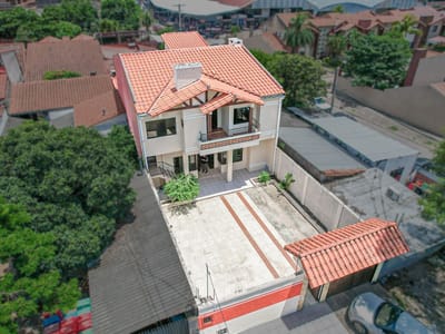 AMPLIA CASA EN VENTA ZONA FERIA BARRIO LINDO