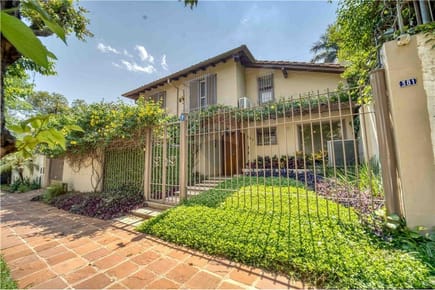 VENDO AMPLIA CASA EN ZONA RESIDENCIAL DE MBURUCUYA