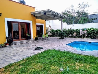 Casa con Piscina y Jardín en San Isidro – Ubicación Privilegiada