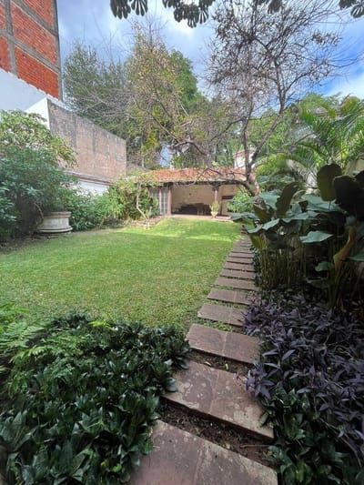 VENDO CASONA EN EL CORAZON DEL BARRIO LAS MERCEDES