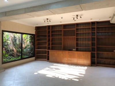 EN ALQUILER, AMPLIA RESIDENCIA DE 6 DORMITORIOS,LOS LAURELES.