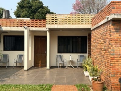 EN VENTA – CASA CON SALÓN COMERCIAL EN FERNANDO DE LA MORA ZONA NORTE