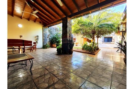 VENDO CASA CON SALONES COMECIALES