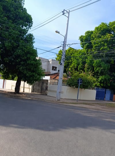 VENDO CASA A REFACCIONAR O DEMOLER EN ESQUINA EN FDO. DE LA MORA ZONA SUR.
