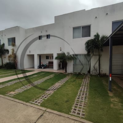 CASA EN VENTA AV. ROCA Y CORONADO 4TO Y 5TO ANILLO
