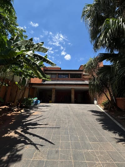 Residencia Exclusiva De Gran Dimensión En Barrio Mcal. Estigarribia