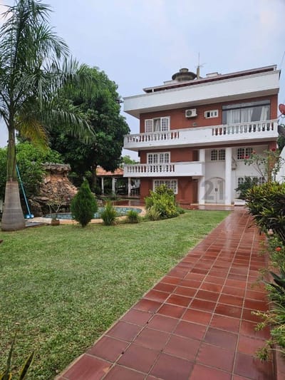VENDO AMPLIA RESIDENCIA EN YCUA SATY