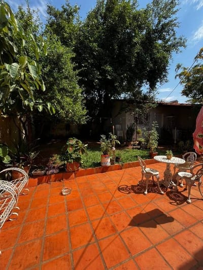 En venta Casa con 2 locales comerciales Barrio Mburucuyá