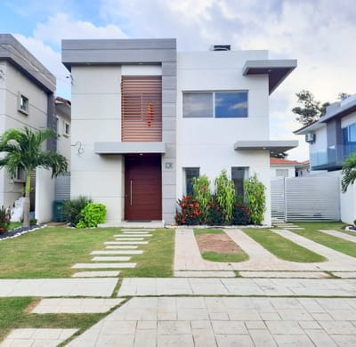 EN BOSQUES DE LA COLINA SE VENDE AMPLIA CASA
