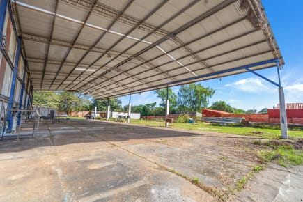 Tinglado Con Oficinas En Luque (3.200 M2)
