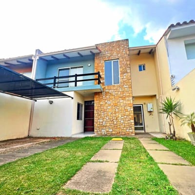 AMPLIA CASA Y MODERNA EN VENTA, ZONA NORTE Y 7MO ANILLO POR COLEGIO SAN LORENZO