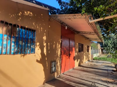 AMPLIA CASA EN VENTA EN ESQUINA