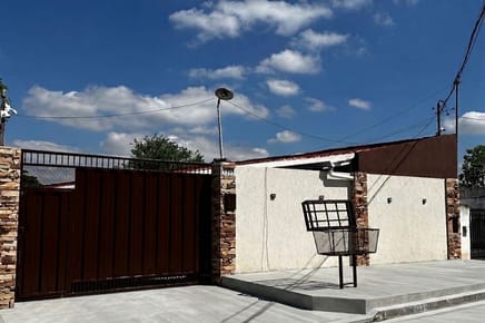 VENDO CASA CON 9 MONOAMBIENTES EN BARRIO ROSA MÍSTICA