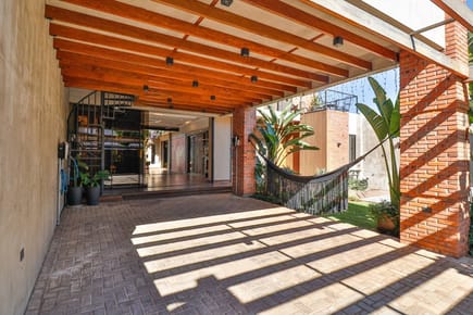 EN VENTA CASA NUEVA CON PAISAJISMO – SAN LORENZO