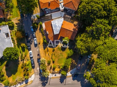 Residencia clásica con 5 dormitorios y jardín amplio, a metros del mar
