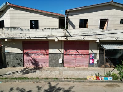 CASA EN ESQUINA CON 4 TIENDAS EN LA VILLA 1RO DE MAYO