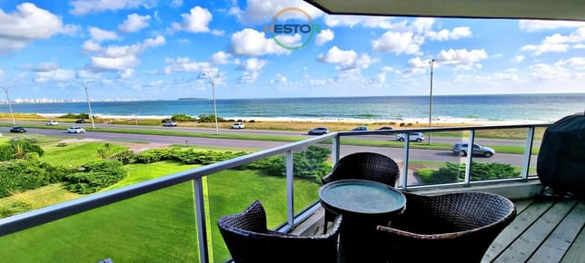 Frente al Mar, 3 dormitorios 3 baños, hermosa vista hacia Punta del Este