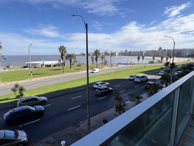 Alquiler apartamento con vista al mar 3 dormitorios  servicio y garaje sobre Rambla de Pocitos