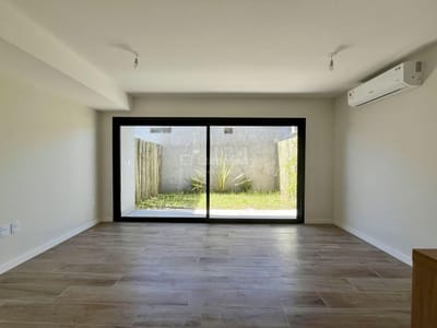 Alquiler casa dos dormitorios con jardín propio y cochera en Carrasco Norte PH a estrenar
