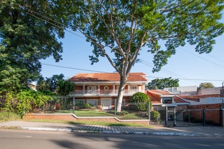 EN VENTA AMPLIA RESIDENCIA DE 5 HABITACIONES EN BARRIO MANORA-ASUNCION.
