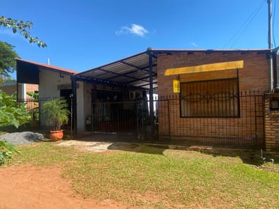 EN VENTA CASA DE 2 HABITACIONES CON 2 SALONES COMERCIALES EN LUQUE