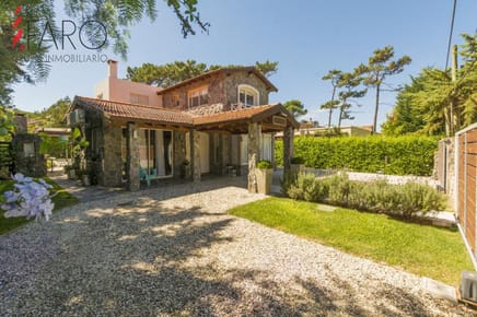 Casa en Rincón del Indio 3 dormitorios y servicio con parrillero y piscina climatizada