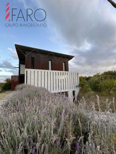 Moderna casa en venta en Punta Piedras