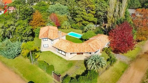 Se vende casa 5 dormitorios, con piscina en Rincon del Indio, playa Brava, Punta del Este.