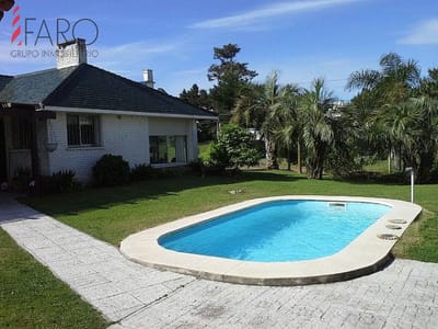 Casa en venta ,playa brava a metros del mar