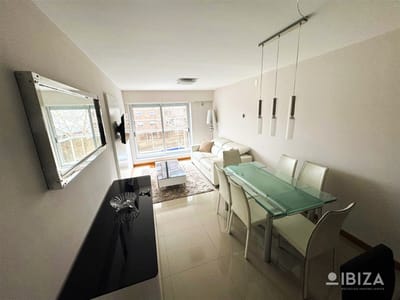 Venta Apartamento Pocitos 2 dormitorios c/balcón y garage