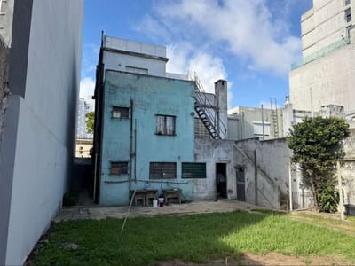 Hermosa casa en pleno pocitos con fondo y barbacoa
