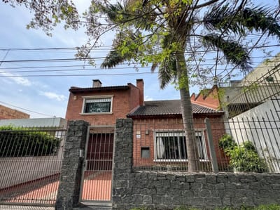 Venta Casa de 3 dormitorios en Parque Batlle, con jardín, parrillero y escritorio.