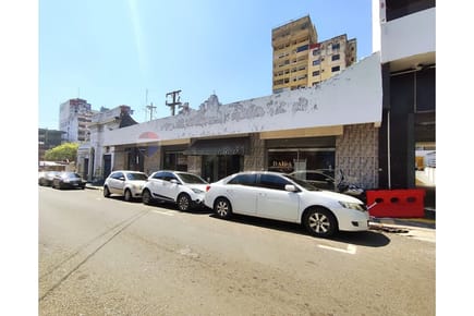 Local Comercial con Deposito. 