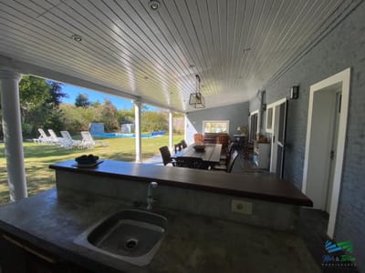 Casa de 3 dormitorios con piscina climatizada en alquiler. Playa brava, Punta del este.