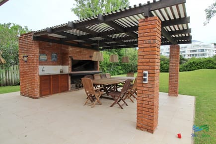 En alquiler!!  Moderna casa ubicada a 1 cuadra del mar, con vista parcial desde el dormitorio principal.