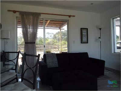 Casa en venta, zona de Laguna del Sauce.  Cuenta con dos dormitorios.