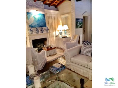 Casa en venta. A seis cuadras del mar.  Cuenta con tres dormitorios.