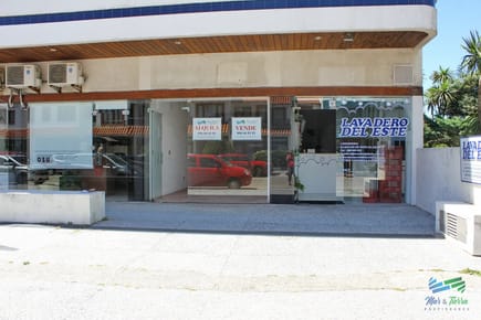 En venta Local a la calle con baño en Peninsula, Punta del Este.