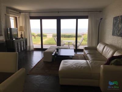Excelente apartamento reciclado en venta de 3 dormitorios, frente al mar en Punta del Este.