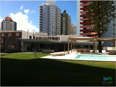 A metros del mar, en una de las zonas de mas categoría. Apartamento en piso alto con vista al mar.OPORTUNIDAD