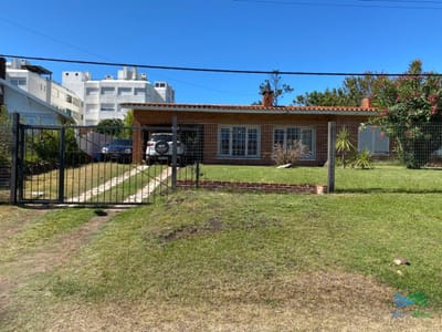 En venta.. casa en uno de los barrios más lindos para vivir todo el año.. a 100 ms del mar.