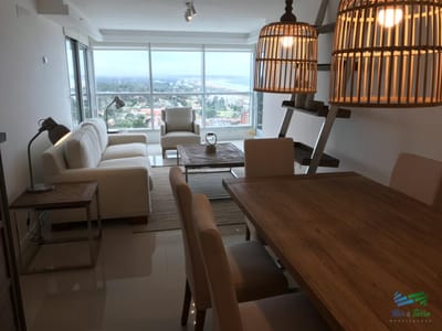 Para brillar en la Parada 10 de Playa Brava - Apartamento de 2 en suite mas dependencia de servicio con baño