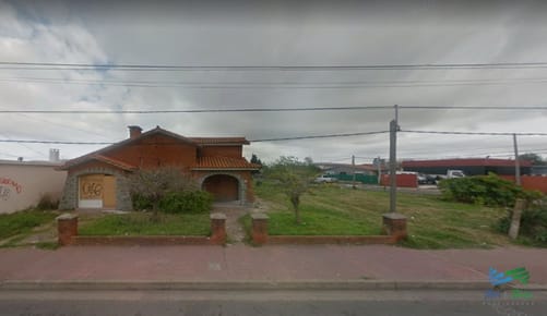 Vendo gran terreno sobre avenida cercano al centro de Maldonado