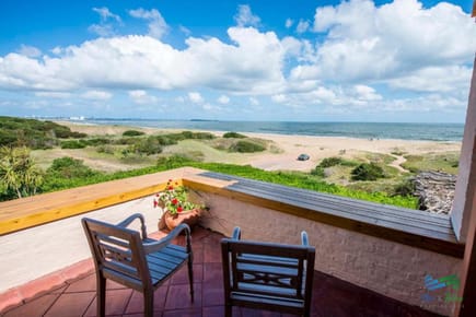 Venta de casa de 6 dormitorios en Playa Mansa Punta del Este Piedras del Chileno Punta Ballena