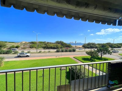 Venta de apartamento un dormitorio y medio primera línea playa Mansa Punta del Este